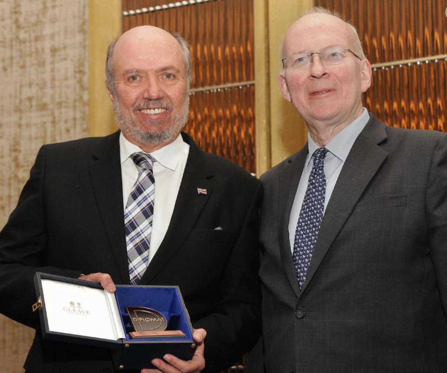 Rafael Ortiz recibió el premio de embajador más influyente y se lo entregó el Mariscal del Cuerpo Diplomático Alistair Harrison CMG CVO.