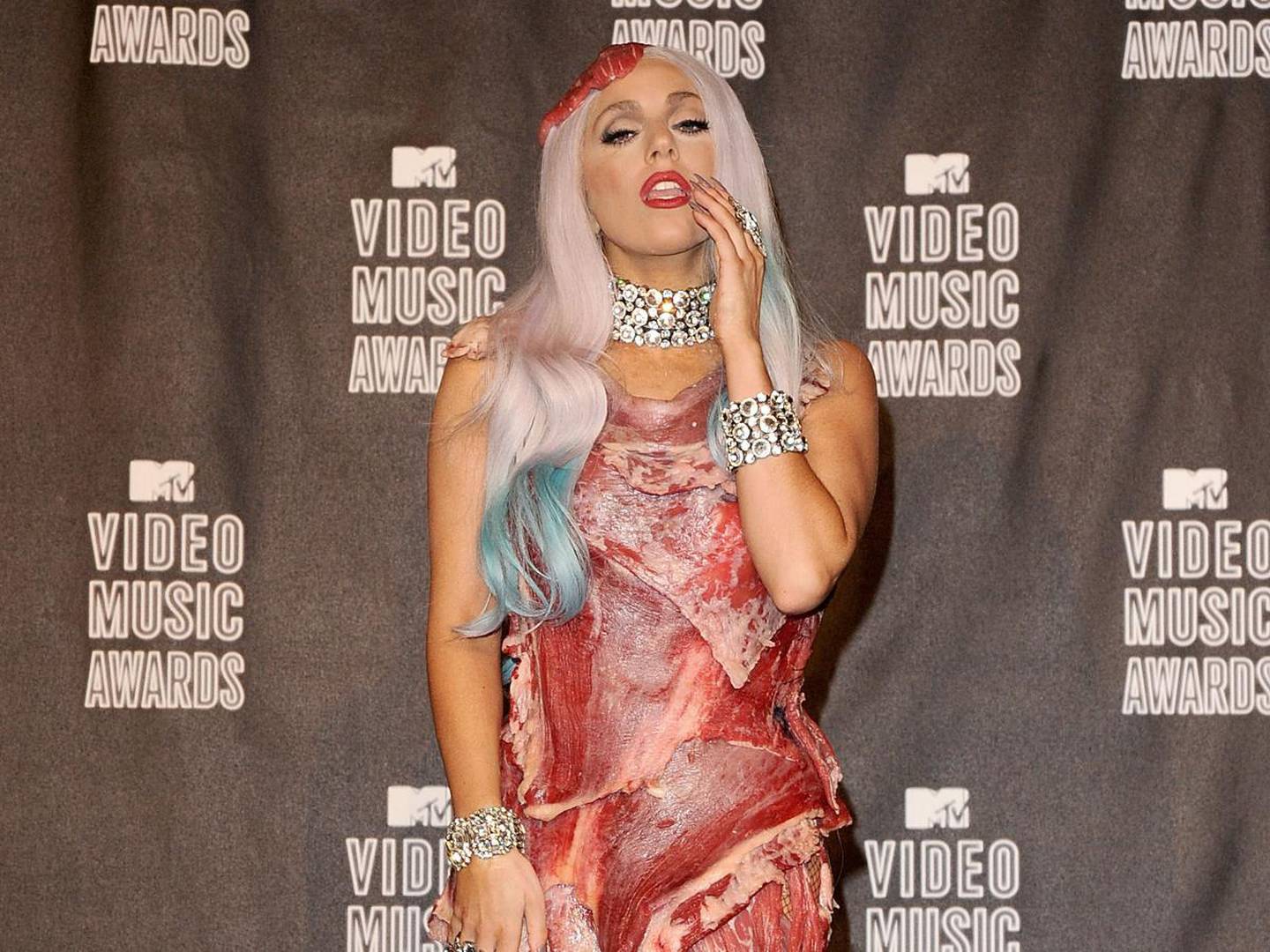 Леди гага в мясе. Леди Гага платья. Гага платье из мяса. Lady Gaga 2010. MTV VMA 2010 леди Гага.