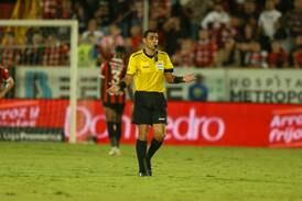 Alajuelense responde a reacción de Juan Carlos Rojas por el arbitraje: ‘¿Cuál es el desastre?’
