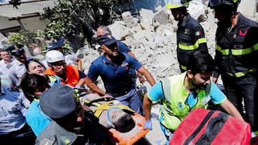 Rescatados tres niños entre  escombros luego de temblor en la isla italiana de Ischia