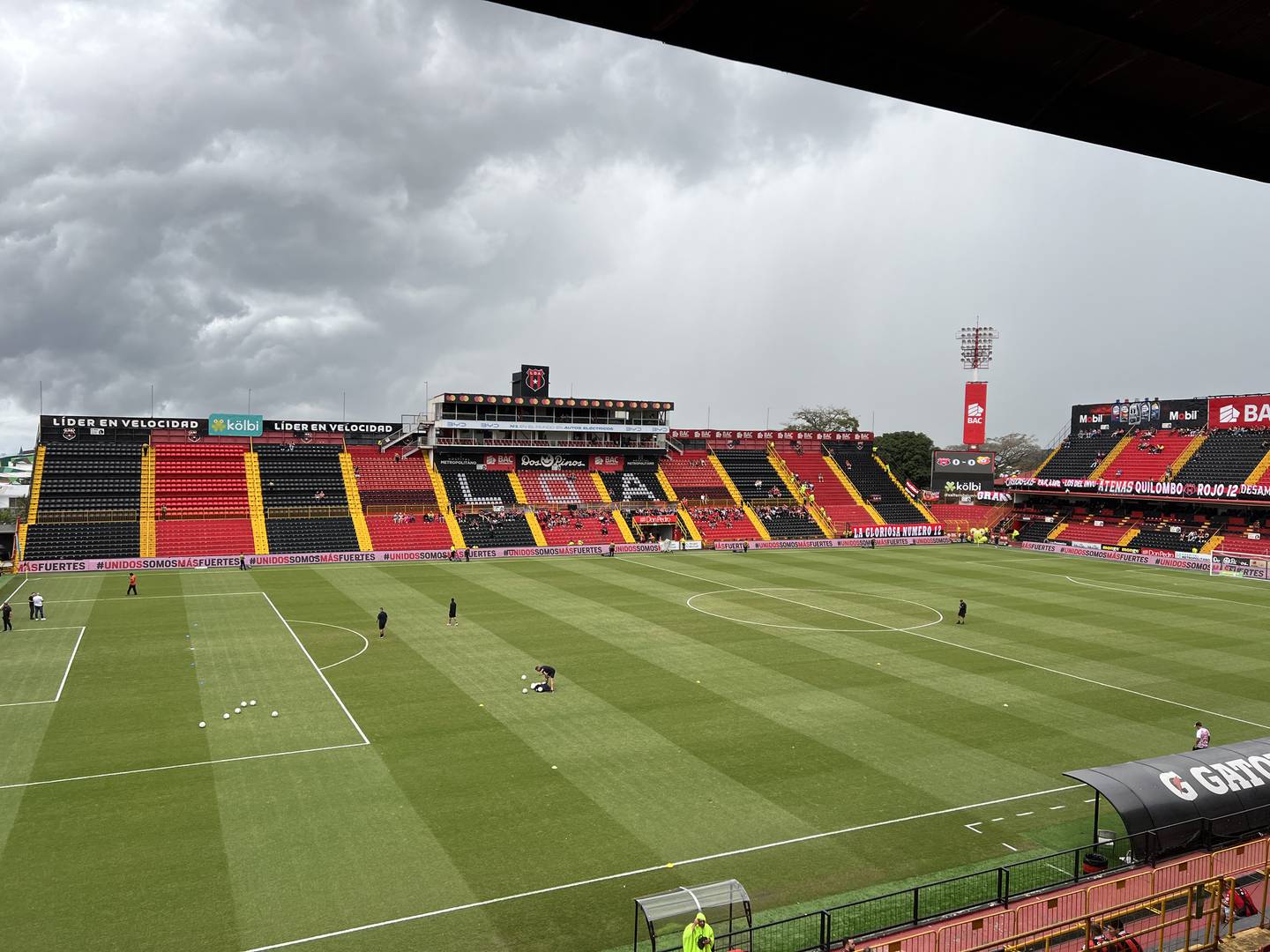 Las nubes dan la impresión de que habrá lluvia en el partido entre Liga Deportiva Alajuelense y Herediano.