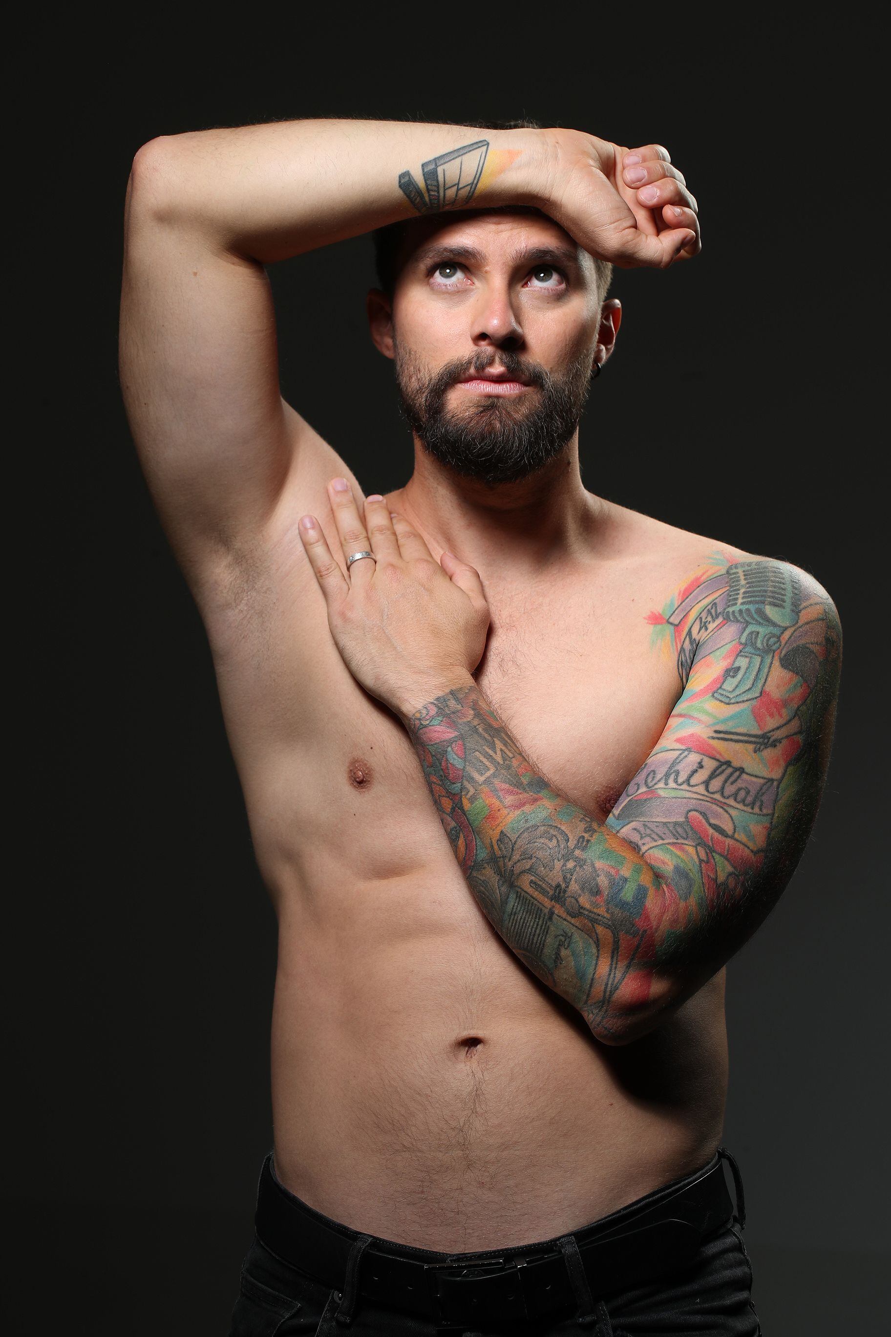 Jorge Vindas espera tatuarse su brazo derecho para mantener una simetría.