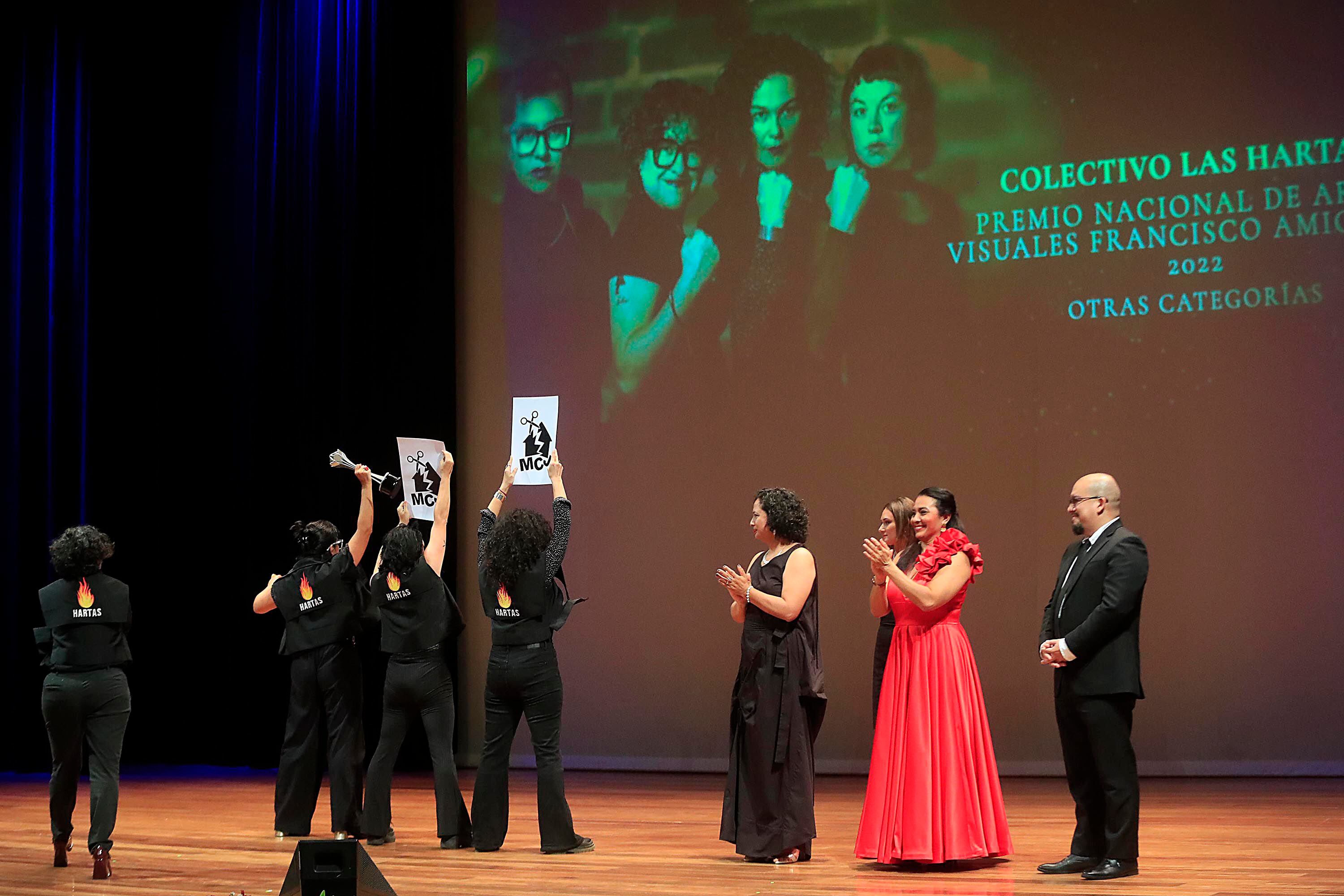 El Colectivo Las Hartas mostró su enojo por el recorte al presupuesto de Cultura mientras recibieron su premio.