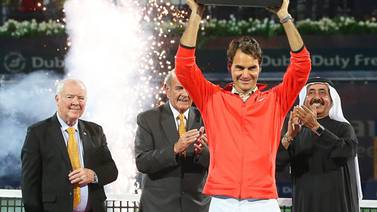  Federer gana  el torneo de  Dubái y se niega a dejar la gloria  en el tenis 