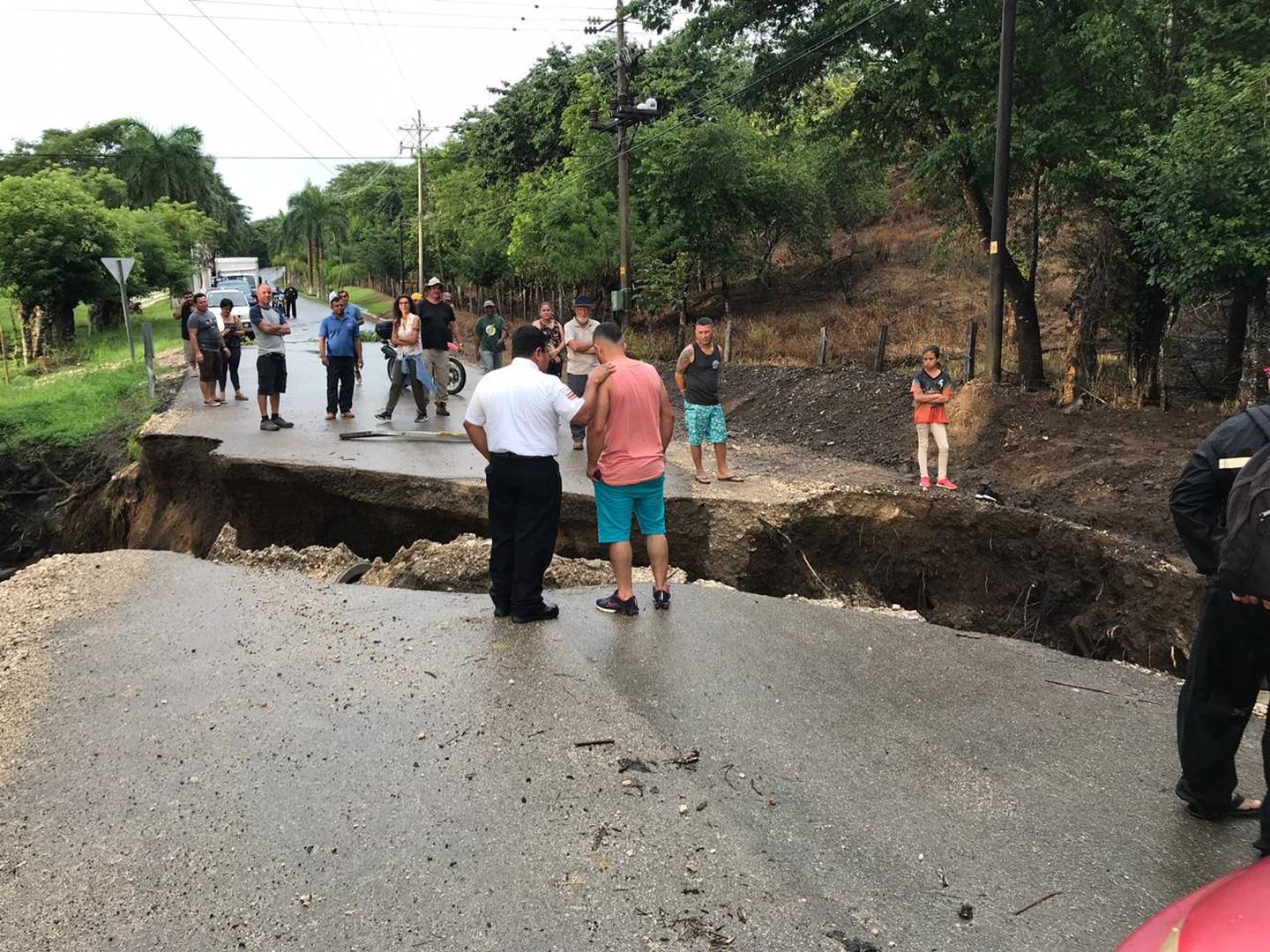 Aguaceros provocan daños en carretera que comunica Cóbano con Paquera. Foto Andrés Garita