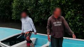 Sorprendidos en presunta pesca ilegal, hombres amenazan con puñales a guardacostas