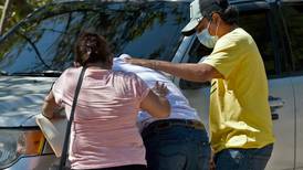 Familiares acuden desconsolados a identificar a víctimas de accidente de migrantes en México