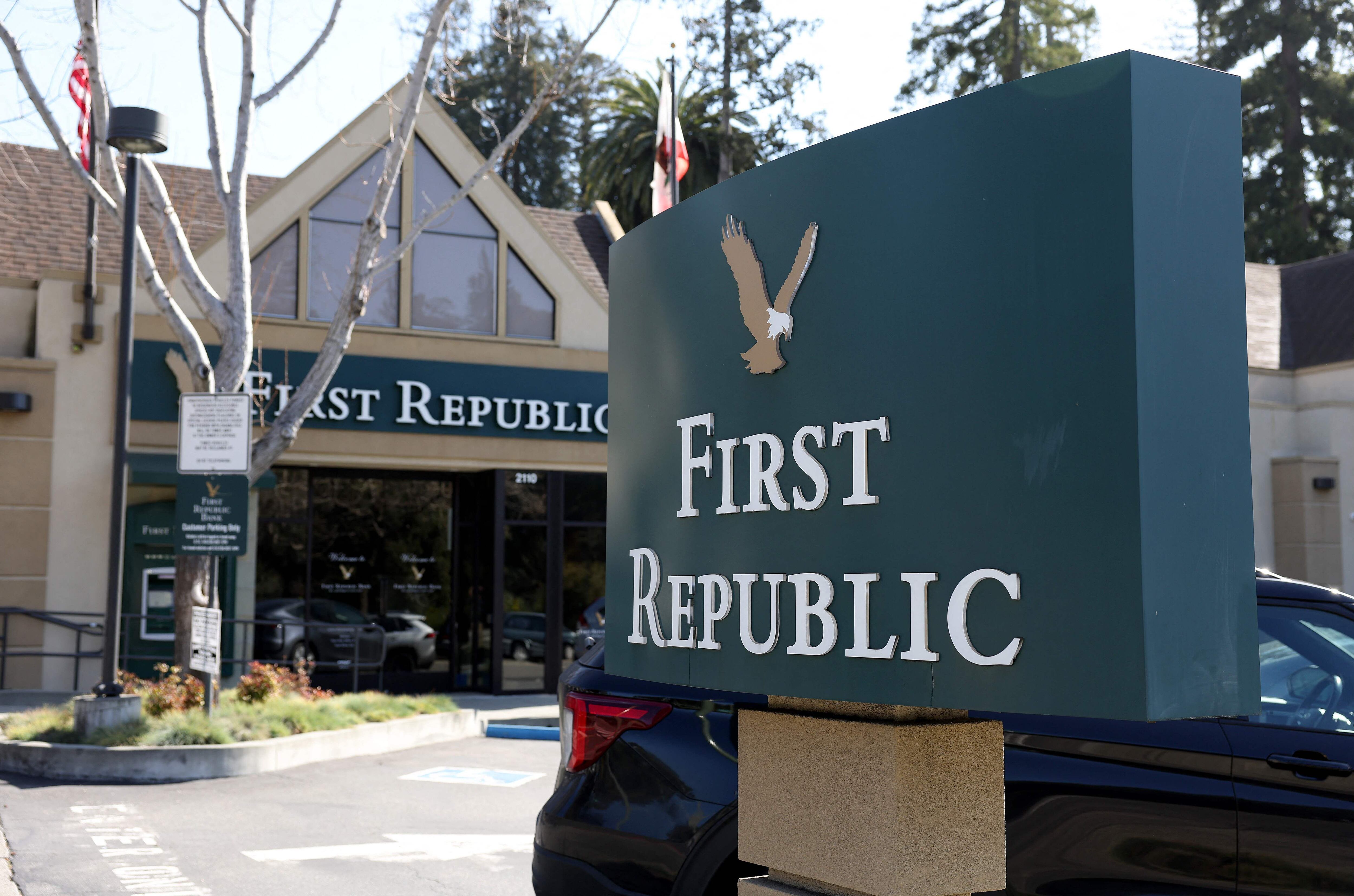 El banco fue uno de los señalados durante la crisis que enfrentaron varias entidades en Estados Unidos. En la imagen, un letrero frente de una oficina de First Republic Bank  en Oakland, California.