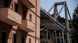 Gobierno de Italia arremete contra empresa gestora de autopista donde cayó puente