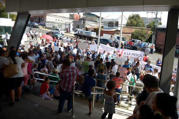 Pescadores y otro tipo de trabajadores como rederos y peladoras de camarón, provenientes de Puntarenas, se manifestaron este lunes frente a la Sala Cosntitucional. Se hicieron acompañar de una cimarrona. Fotografía: Alejandro Gamboa Madrigal.