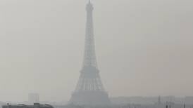  Restringen acceso de vehículos a París por alta contaminación  