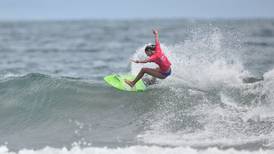 Leilani McGonagle clasificó a la cuarta ronda del repechaje en el Mundial de Surf 