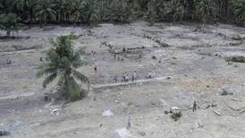 Indonesia lucha por auxiliar a víctimas de ‘tsunami’ y volcán