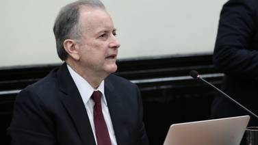 Plenario aprueba informe que pide renuncia de Ottón Solís al BCIE