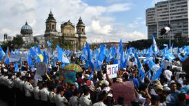  Protestantes claman en Guatemala por salida de presidente señalado de corrupción