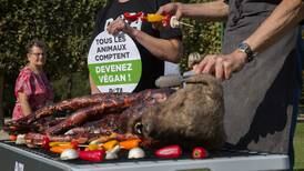 ‘Perro a la barbacoa’ a los pies de la Torre Eiffel para abogar por el veganismo