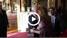 Stella McCartney: El incómodo momento de la diseñadora al saludar al rey Carlos III