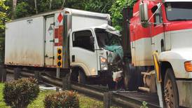 Choque de camión lleno de agroquímicos puso a correr a autoridades en San Carlos