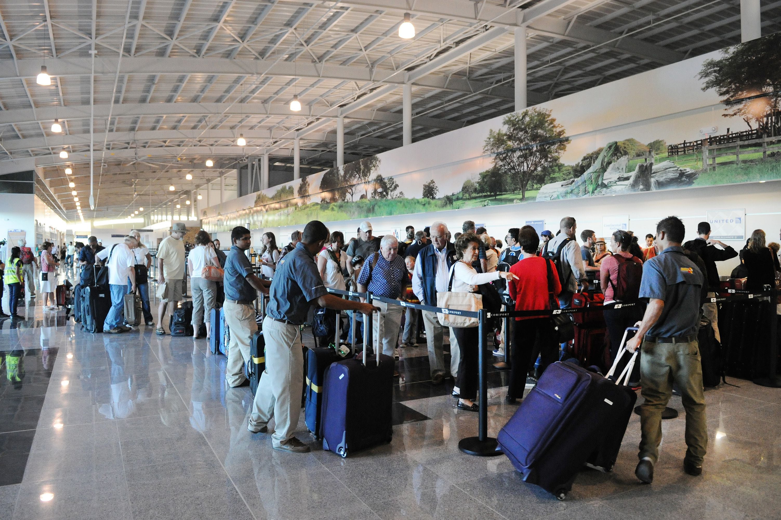 Pasajeros hacen fila en el aeropuerto Daniel Oduber, ubicado en Liberia, Guanacaste. Archivo: