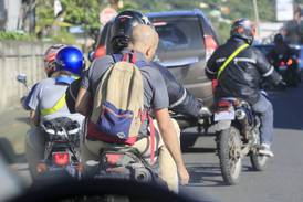 ¿Cómo viajar de pasajero en moto de forma segura? 