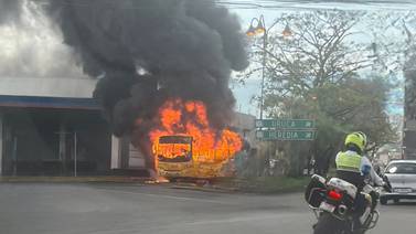 Autobús con 30 pasajeros consumido por el fuego en la Uruca
