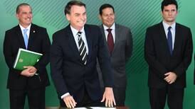 Bolsonaro flexibiliza la posesión de armas en Brasil, una gran promesa de campaña