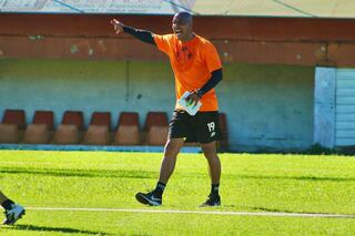 Douglas Sequeira intenta meterle mucha intensidad a las prácticas del Puntarenas F.C.