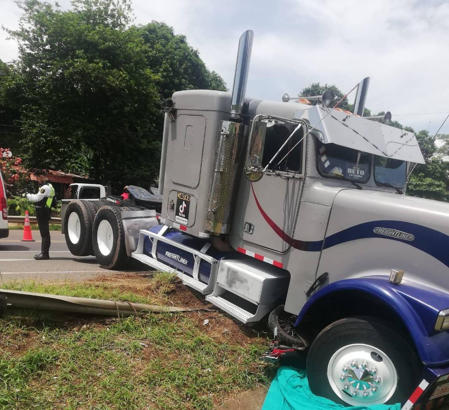 El cabezal Freightliner se salió de la vía y al irse contra la cuneta arrastró al motociclista que pereció en el sitio. Foto: Andrés Garita.