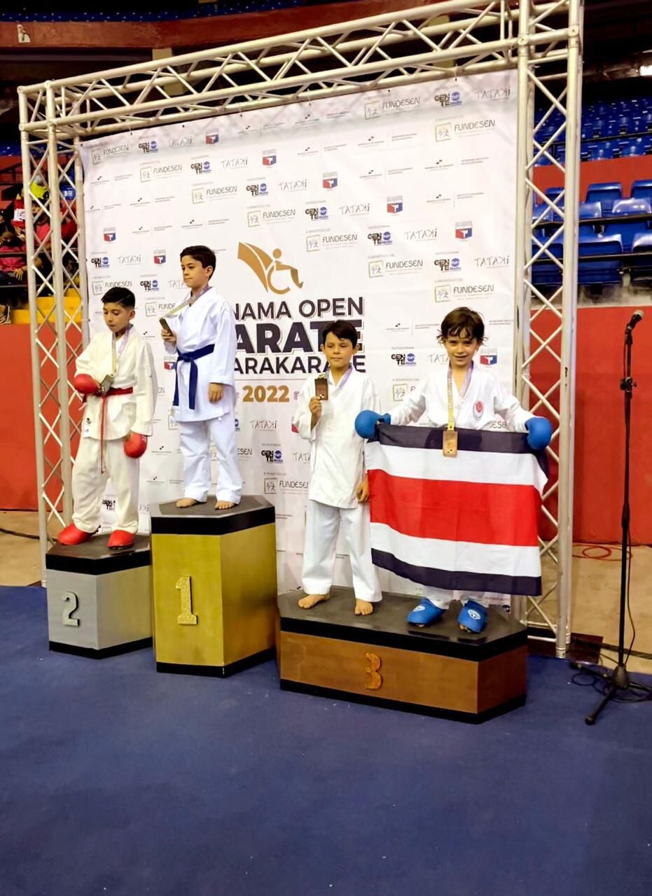 Cuando Mateo Antonio Guillén fue al podio por sus bronces, mostró con orgullo la bandera de Costa Rica.