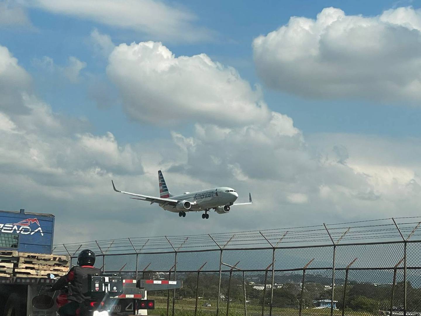 Aeropuerto Juan Santamaría. Avión de American aterrizando. Foto Linda de Donder para LN