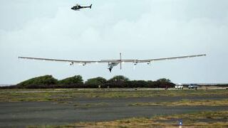 El avión Solar Impulse II bate dos récords mundiales al aterrizar en Hawái