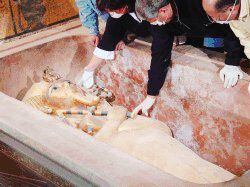 CAI02 LUXOR (EGIPTO) 06/01/05.- Arqueólogos egipcios examinan la momia del rey egipcio Tutankamon, de 3.300 años de antigüedad, en su tumba en Luxor (Egipto).