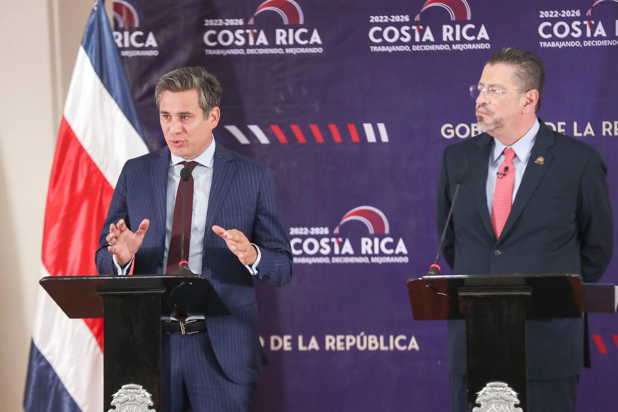 Manuel Tovar, ministro de Comercio Exterior, se encargó de romper el convenio con Cinde. En la imagen, está junto al mandatario Rodrigo Chaves. Foto: 