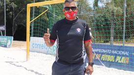 Técnico de Fútbol Playa sufre infarto y cuatro días después dirige a su equipo