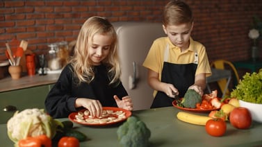 ¿Cómo enseñarle a los niños a comer bien?
