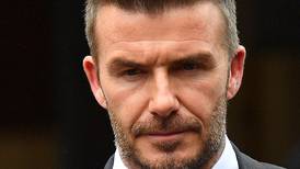 David Beckham condenado por hablar por celular al volante