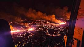 Costarricense capta en video sorprendente erupción volcánica en Islandia