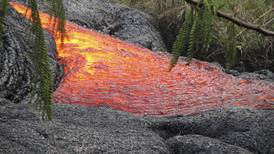 La lava del volcán Kilauea  quema una vivienda y amenaza otras 50 en Hawái