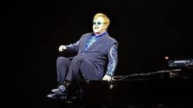 Elton John se rebela y dedica concierto a  disidente chino