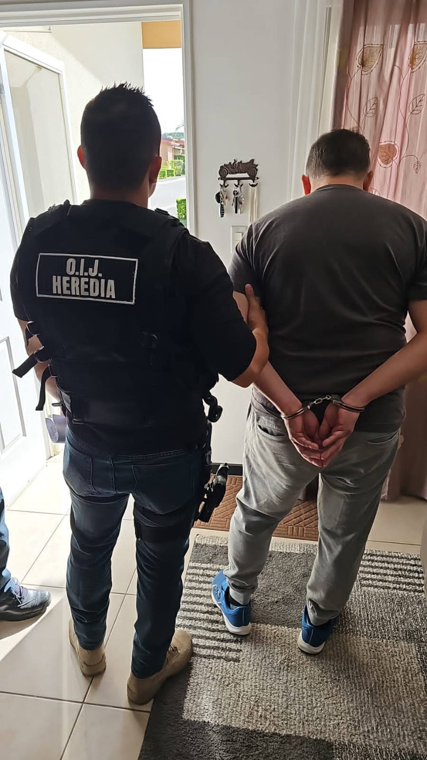 El educador, de 47 años, fue detenido en su casa en San Rafael de Alajuela y llevado a la Fiscalía. Foto: Cortesía OIJ.
