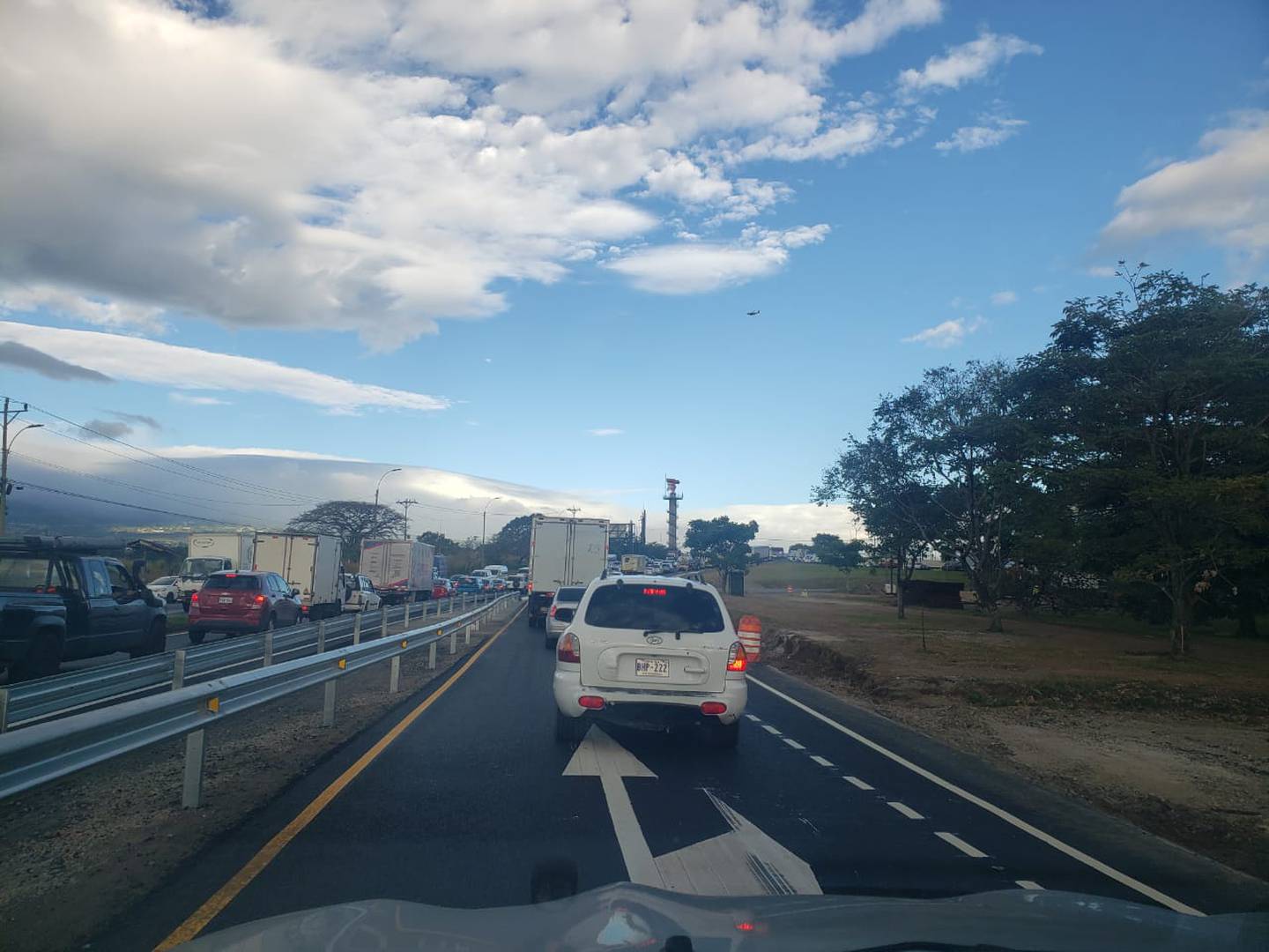 Usuarios aseguran que la situación del puente ocasiona más presas en la radial de Alajuela y ese tránsito además presiona el flujo en la pista. Foto: Israel Oconitrillo.