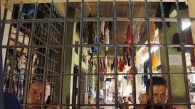 Los contrastes de la vida en prisión del portero Román Arrieta: entre el hacinamiento, la televisión por cable y la cancha sintética