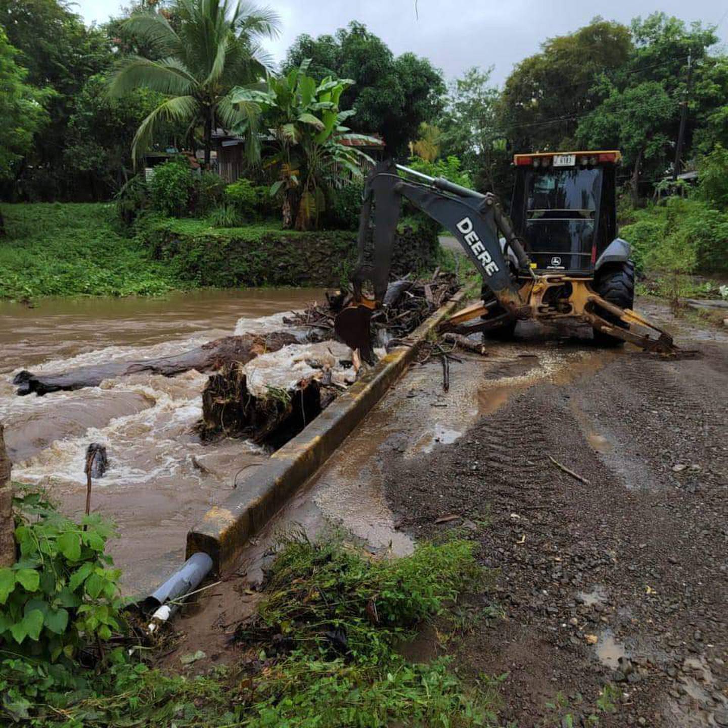 En Carrillo el municipio ha tenido que emplear a fondo la maquinaria para quitar troncos de los vados y evitar que se rebalsen. Foto: Cortesía: Comité Municipal de Emergencias de Carrillo.