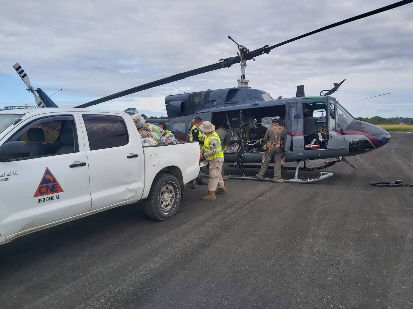 Desde temprano se coordinó la salida hacia Talamanca en un helicóptero, lo que llevó alivio a las regiones indígenas. Foto: Cortesía CNE.