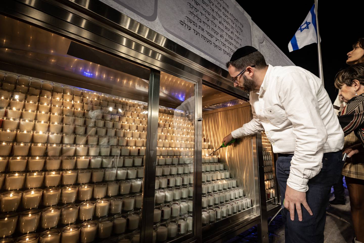 La gente enciende velas en memoria de las 1.400 víctimas asesinadas durante el ataque del 7 de octubre perpetrado por militantes palestinos de la Franja de Gaza contra el Muro Occidental en Jerusalén