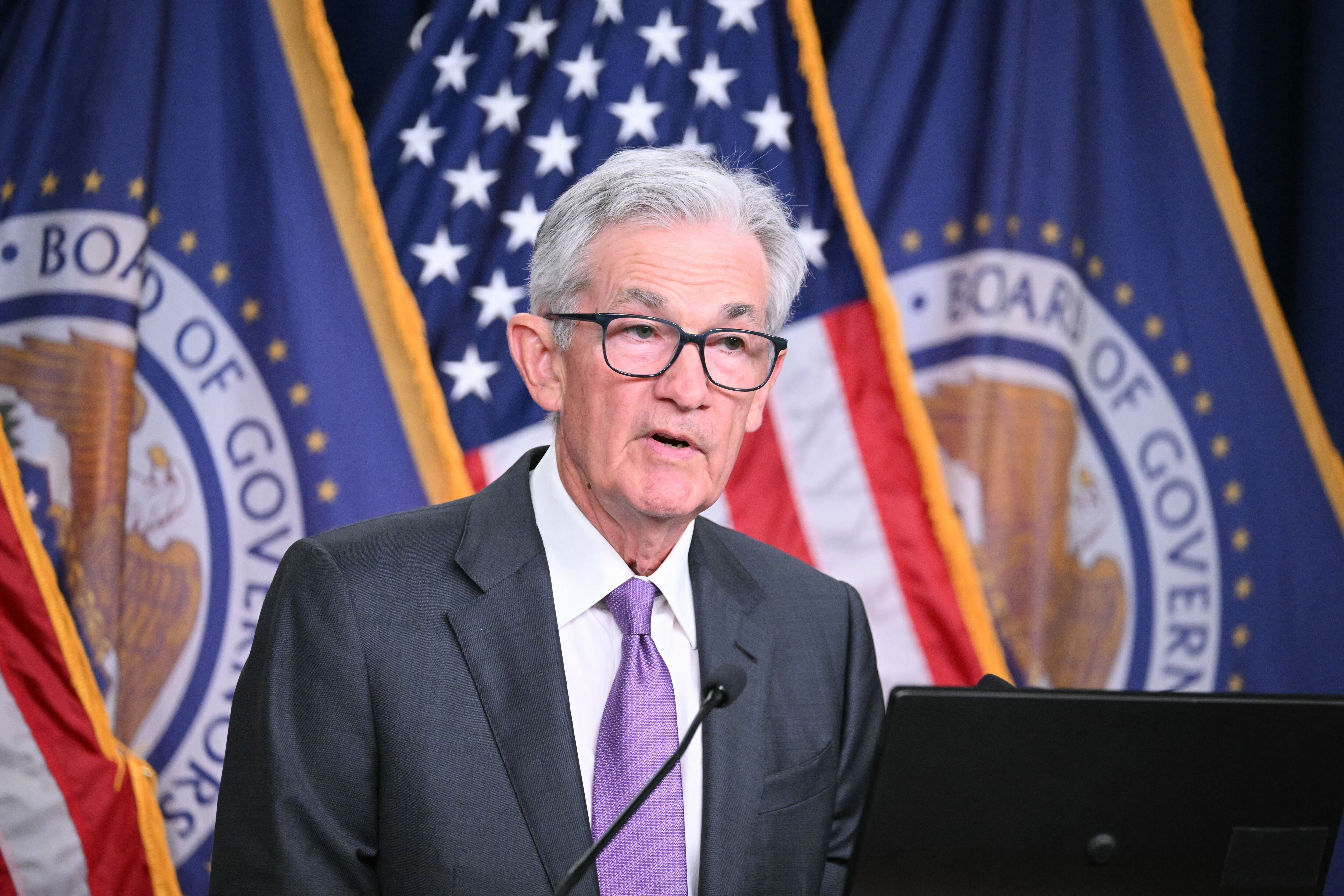Jerome Powell, presidente de la FED, señaló que los datos más recientes sobre inflación no dan confianza a la Reserva Federal para iniciar la baja en las tasas de interés. 