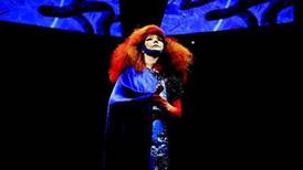 Björk pide 15 sombrillas; otros quieren un gorila y un loro