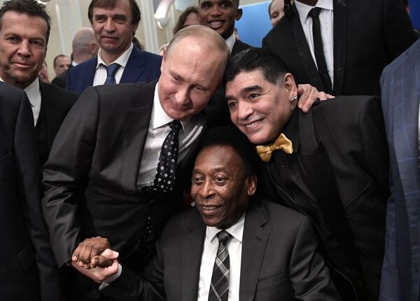 Maradona junto a Vladimir Putin y el exjugador brasileño Pelé, durante el sorteo para el mundial de Rusia 2018. AFP PHOTO / SPUTNIK / Alexey NIKOLSKY