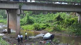 Cuatro amigos mueren al ‘volar’ con auto 40 metros y caer a río