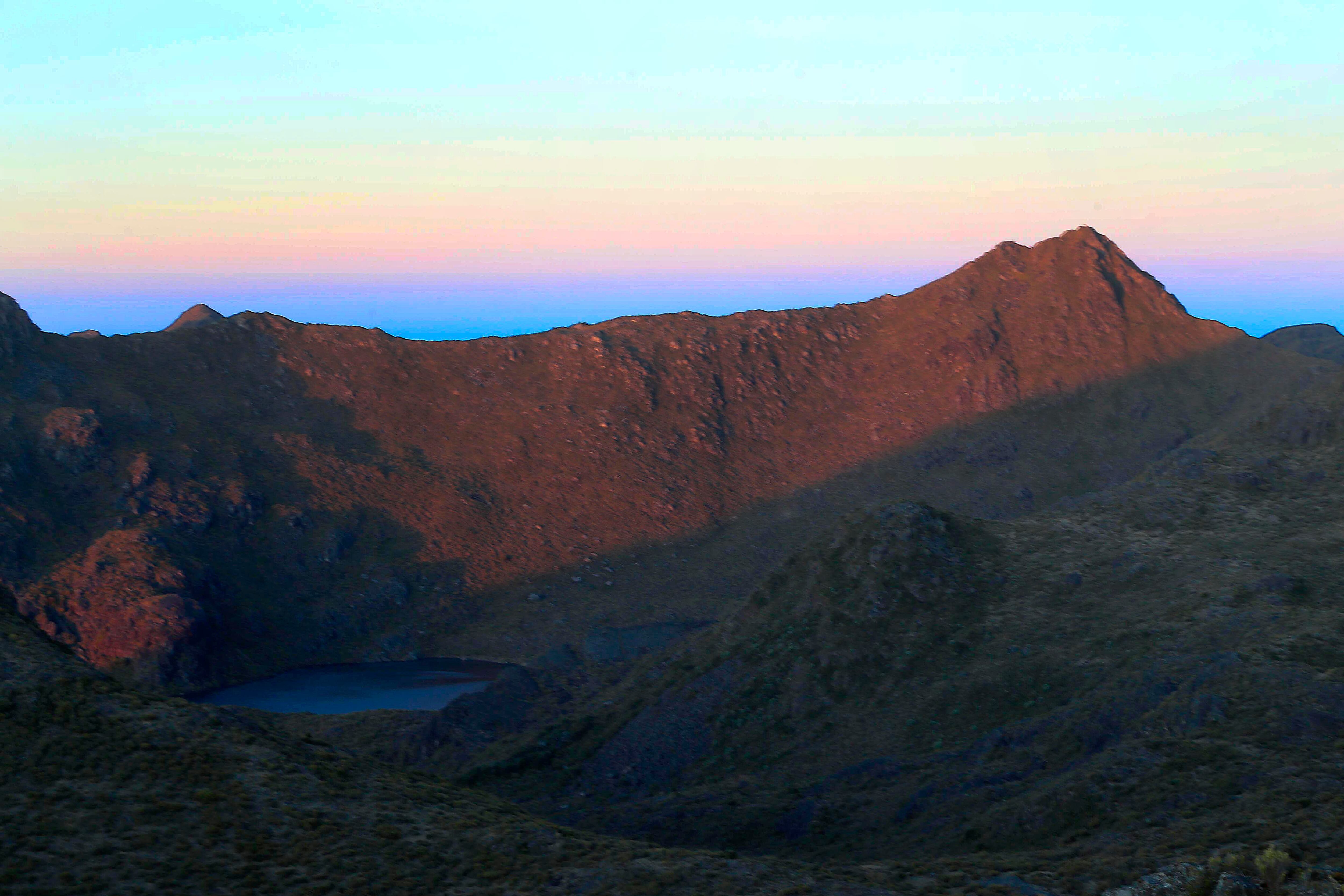 Aunque apenas iluminado por la mortecina luz de la tarde, el Cerro Chirripó dejó ver su majestuosidad.